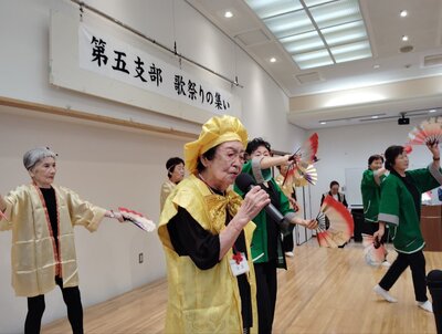 向原団地緑寿会の踊り.jpg