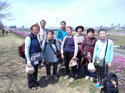 東京さんぽ会 芝桜を背景に.jpg